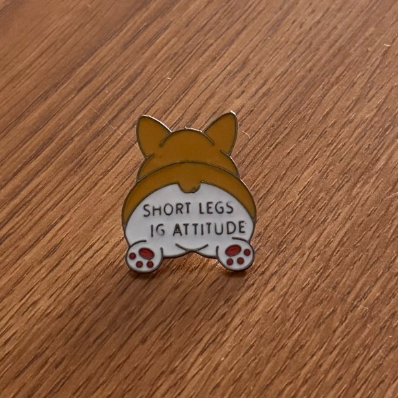 Women’s Accessories MISPRINTED Corgi Enamel Pin Quote ‘SHORT LEGS BIG ATTITUDE’ - Picture 1 of 2